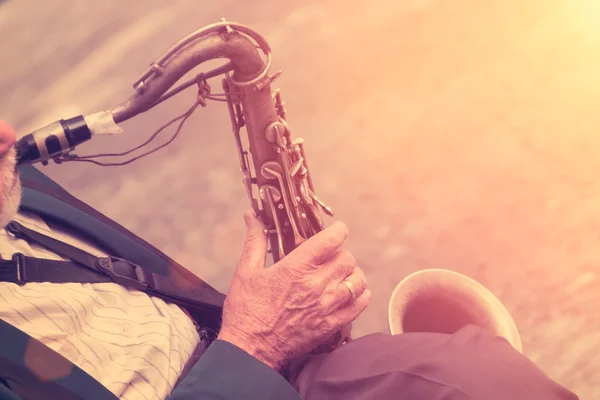 Saksofon w rękach muzyk — Zdjęcie stockowe