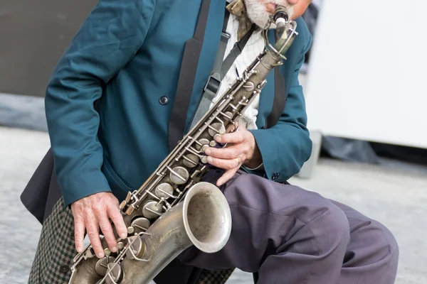 Saxofoon in handen van muzikant — Stockfoto