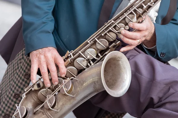 Saxofon i händerna på musiker — Stockfoto