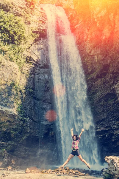 Mladá Žena Rukama Nahoru Skákání Blízkosti Waterfal — Stock fotografie