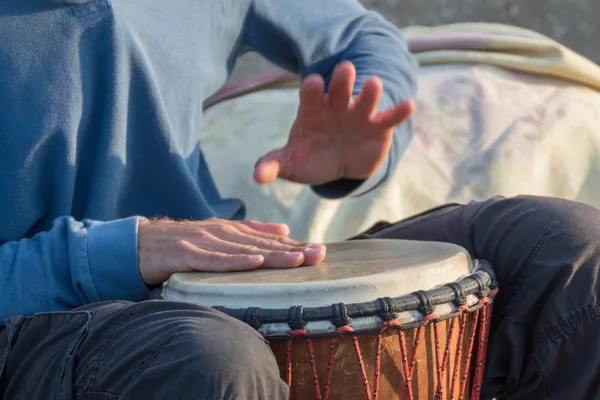 Músico toca bateria — Fotografia de Stock