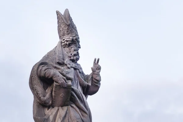 Figura de un sacerdote contra el cielo — Foto de Stock