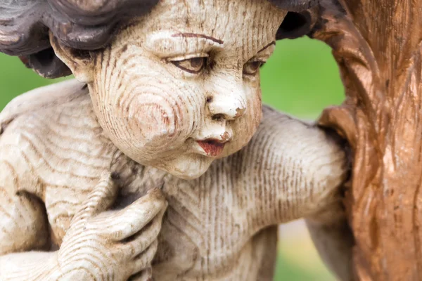 Деревянная фигура Купидона — стоковое фото