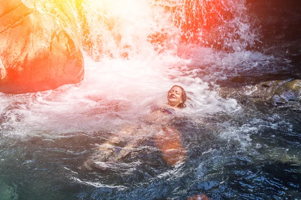 Mujer Joven Nadando Agua Waterfal —  Fotos de Stock