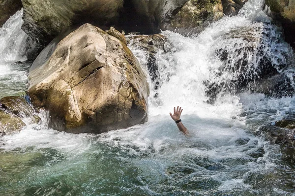 Immersi nell'acqua alla cascata d'acqua — Foto Stock