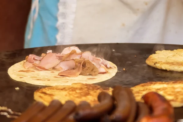 Preparazione di pane pita con carne — Foto Stock