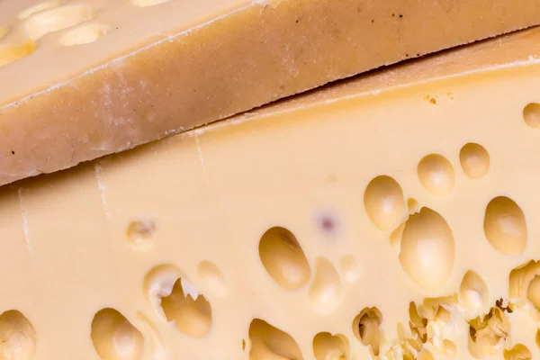 Vista de cerca del queso con wohles —  Fotos de Stock