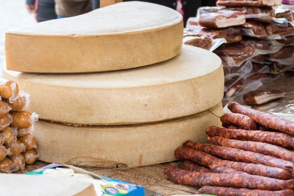 Embutidos y quesos ahumados —  Fotos de Stock