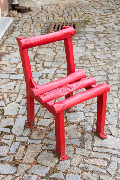 Cadeira de madeira no pavimento calçada — Fotografia de Stock