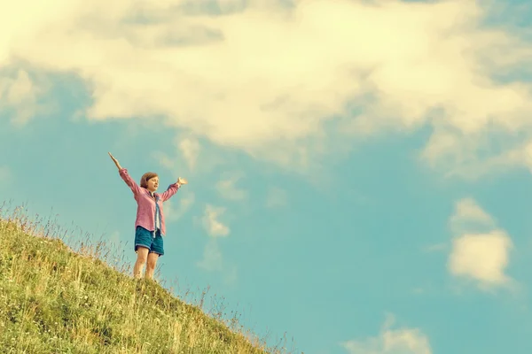 Молода дівчина на схилі пагорба — стокове фото