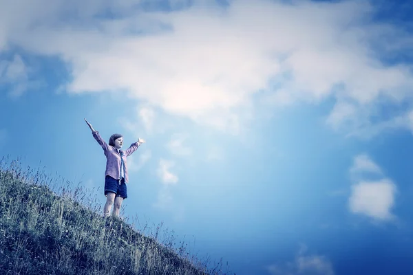 Молода дівчина на схилі пагорба — стокове фото