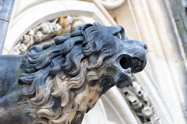 Une figure métallique d'un lion — Photo