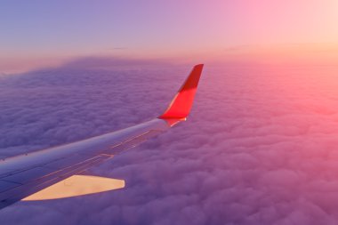 Kanatlı uçak gökyüzüne karşı