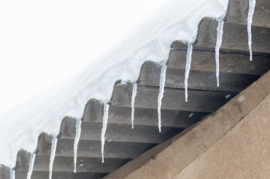 OOF asılı buz sarkıtları