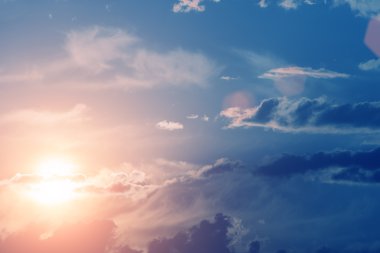 bulutlu gökyüzü güneş ışığı ile