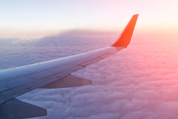 Sayap pesawat terhadap langit — Stok Foto