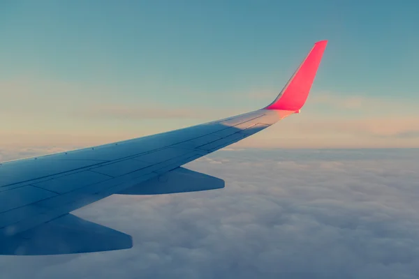 Avión ala contra el cielo —  Fotos de Stock