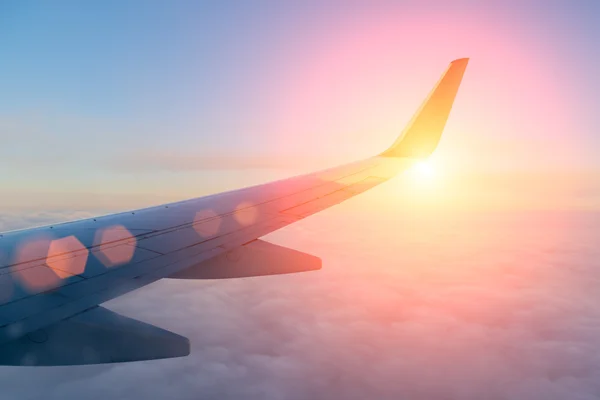 Avión ala contra el cielo —  Fotos de Stock