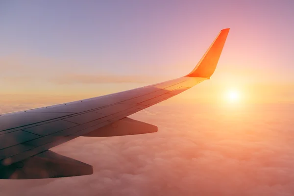 Aviões de asa contra o céu — Fotografia de Stock