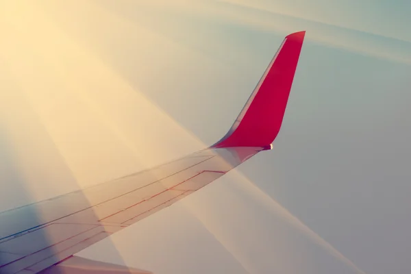 Avión ala contra el cielo —  Fotos de Stock