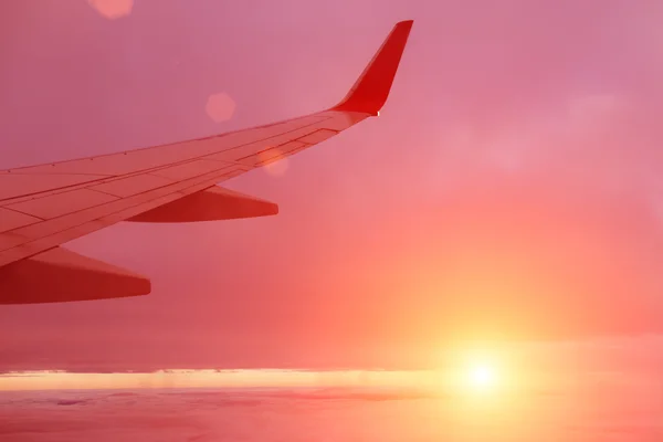 Aviões de asa contra o céu — Fotografia de Stock