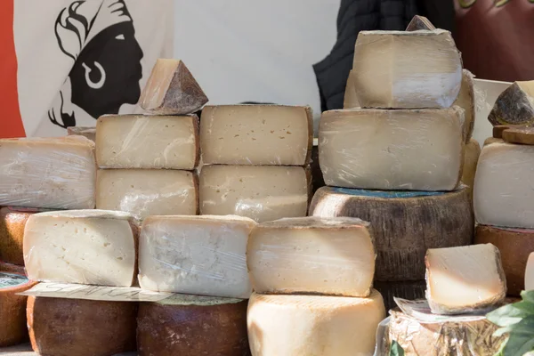 Los extremos grandes de diferentes quesos —  Fotos de Stock
