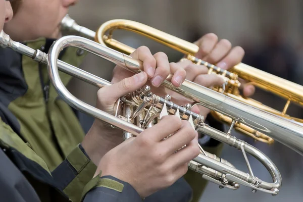 Dwie Rury Rękach Muzyków Bliska — Zdjęcie stockowe