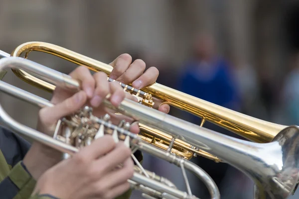 Twee glanzende trompetten — Stockfoto