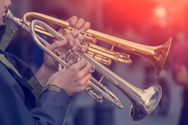 Dos tubos en manos de músicos — Foto de Stock