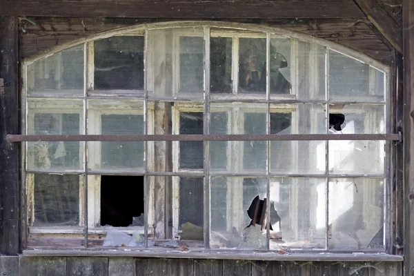 Fenster mit Glasscherben — Stockfoto