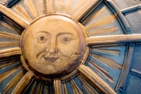 用微笑面对太阳的雕塑 — 图库照片