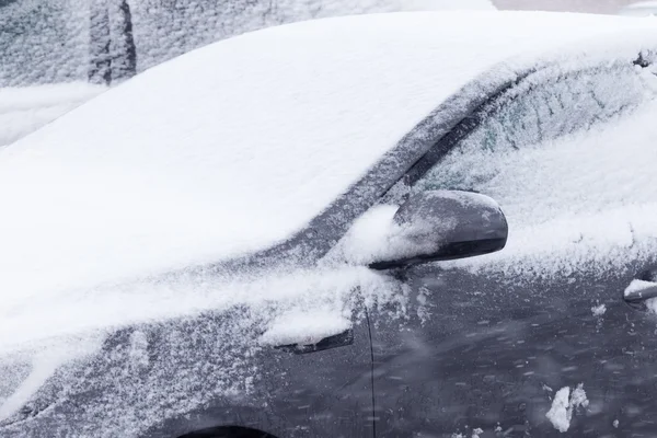 Αυτοκίνητα στο χώρο στάθμευσης κάτω από το χιόνι — Φωτογραφία Αρχείου