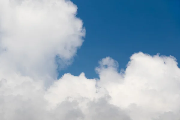 Nubes esponjosas en el cielo — Foto de Stock