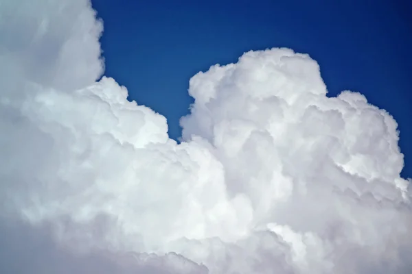 Fluffy clouds in the sky — Stock Photo, Image