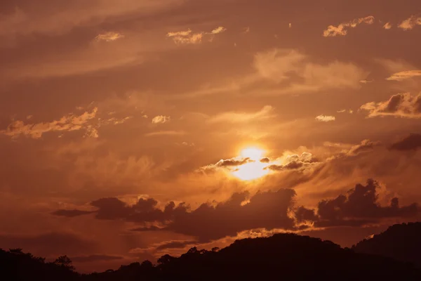 Berge gegen den Abendhimmel — Stockfoto