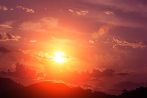 Berge gegen den Abendhimmel — Stockfoto