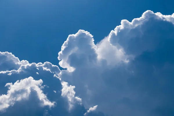 Fluffy clouds in the sky — Stock Photo, Image