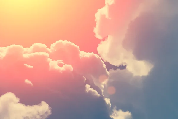 Χνουδωτά σύννεφα στον ουρανό — Φωτογραφία Αρχείου