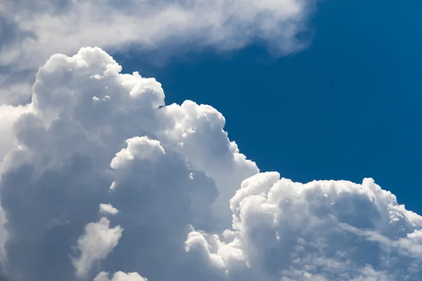 Flauschige Wolken am Himmel — Stockfoto