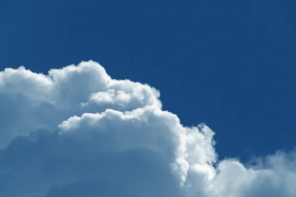 Nubes esponjosas en el cielo — Foto de Stock