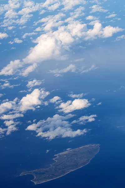 Panorama del paesaggio nuvoloso e della piccola isola — Foto Stock