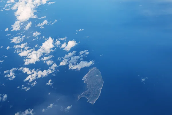 Panorama del paesaggio nuvoloso e della piccola isola — Foto Stock
