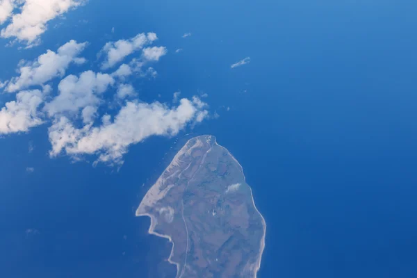 ΠΑΝΟΡΑΜΑ cloudscape και το μικρό νησί — Φωτογραφία Αρχείου