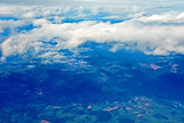 Vista aérea da terra com aldeia — Fotografia de Stock