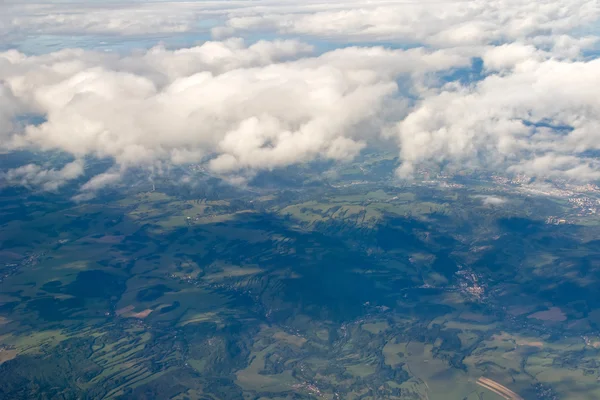 Vista aérea da terra com aldeia — Fotografia de Stock