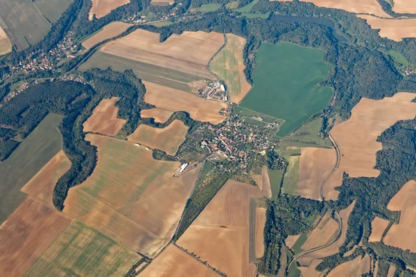 Vue aérienne du terrain avec peuplement — Photo