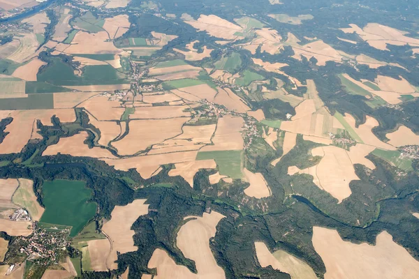 Вид с воздуха на землю с населенным пунктом — стоковое фото