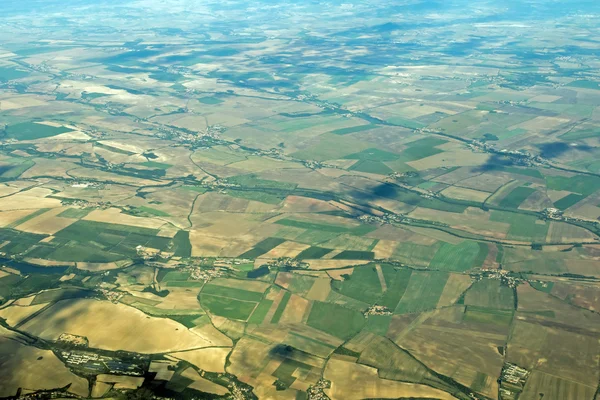 Luchtfoto van het land met de afwikkeling — Stockfoto