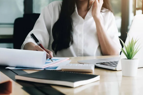 Raadpleeg Financieel Concept Zakelijke Vrouw Die Wijst Papierwerk Het Gebruik — Stockfoto