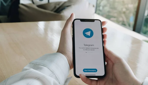CHIANG MAI, THAILAND MAR 25 2020: Apple iPhone X ekranında telgraf uygulama simgesi. Telgraf uygulaması simgesi. Telegram bir çevrimiçi sosyal medya ağıdır. Sosyal medya app